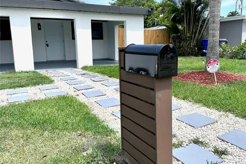 2421 N 56th Ter, Hollywood FL 33021