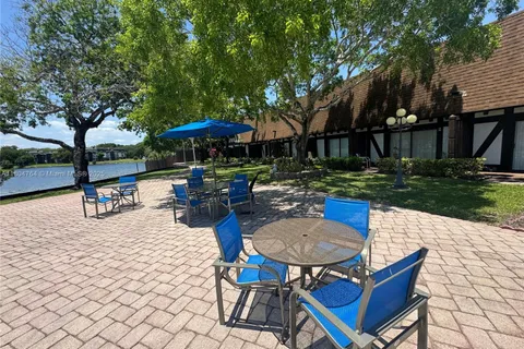 3660 Inverrary Dr # 2W, Lauderhill FL 33319