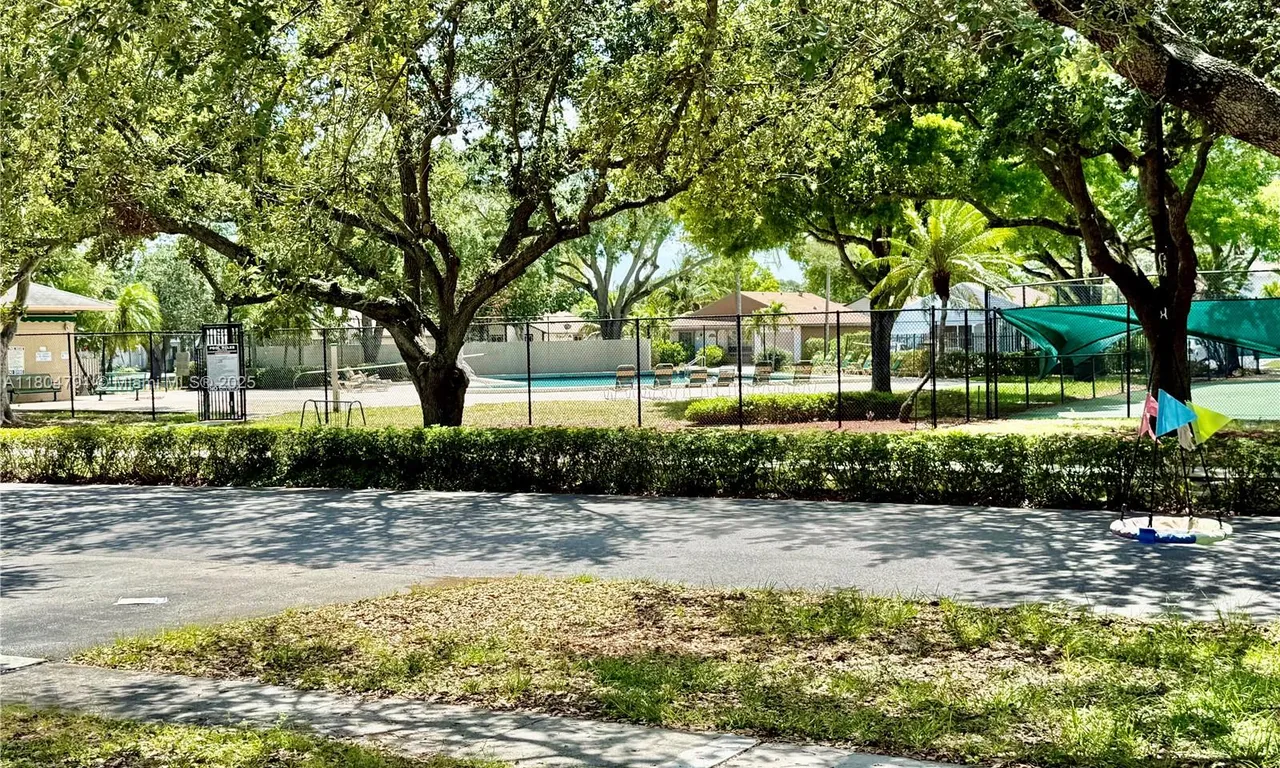 1311 SW 85th Ave, Pembroke Pines FL 33025
