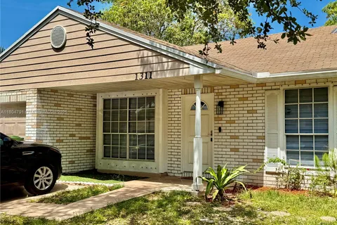 1311 SW 85th Ave, Pembroke Pines FL 33025