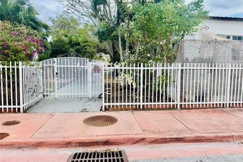 8335 Crespi Blvd # 3, Miami Beach FL 33141