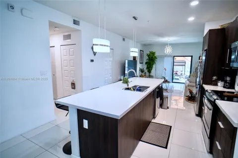 7805 NW 104th Ave, Doral FL 33178