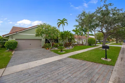 596 NW 164th Ave, Pembroke Pines FL 33028