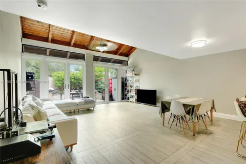 1033 NW 124th Ave, Pembroke Pines FL 33026