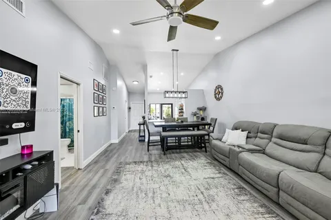 1054 NW 53rd St, Deerfield Beach FL 33064