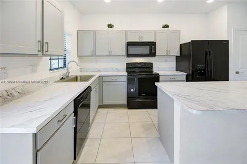 777 SW 11th St, Florida City FL 33034