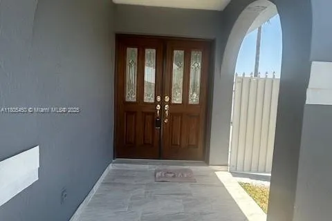 2896 W 73rd St, Hialeah FL 33018