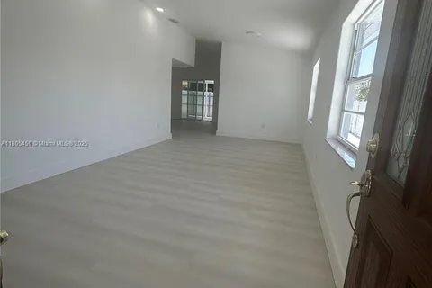 2896 W 73rd St, Hialeah FL 33018