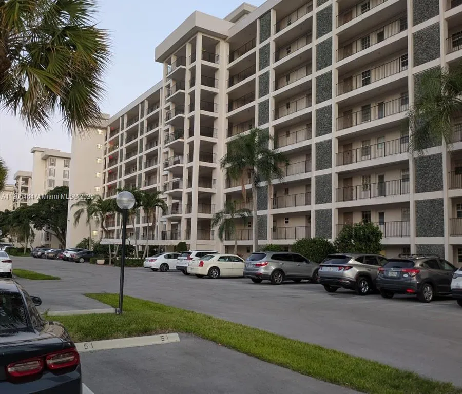 3100 N Palm Aire Dr # 104, Pompano Beach FL 33069