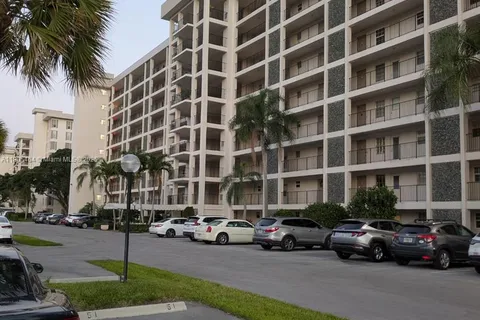 3100 N Palm Aire Dr # 104, Pompano Beach FL 33069