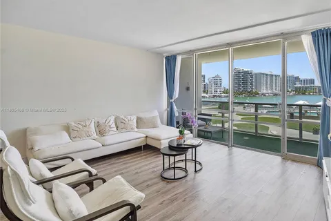 900 Bay Dr # 210, Miami Beach FL 33141