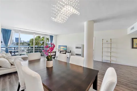 900 Bay Dr # 210, Miami Beach FL 33141
