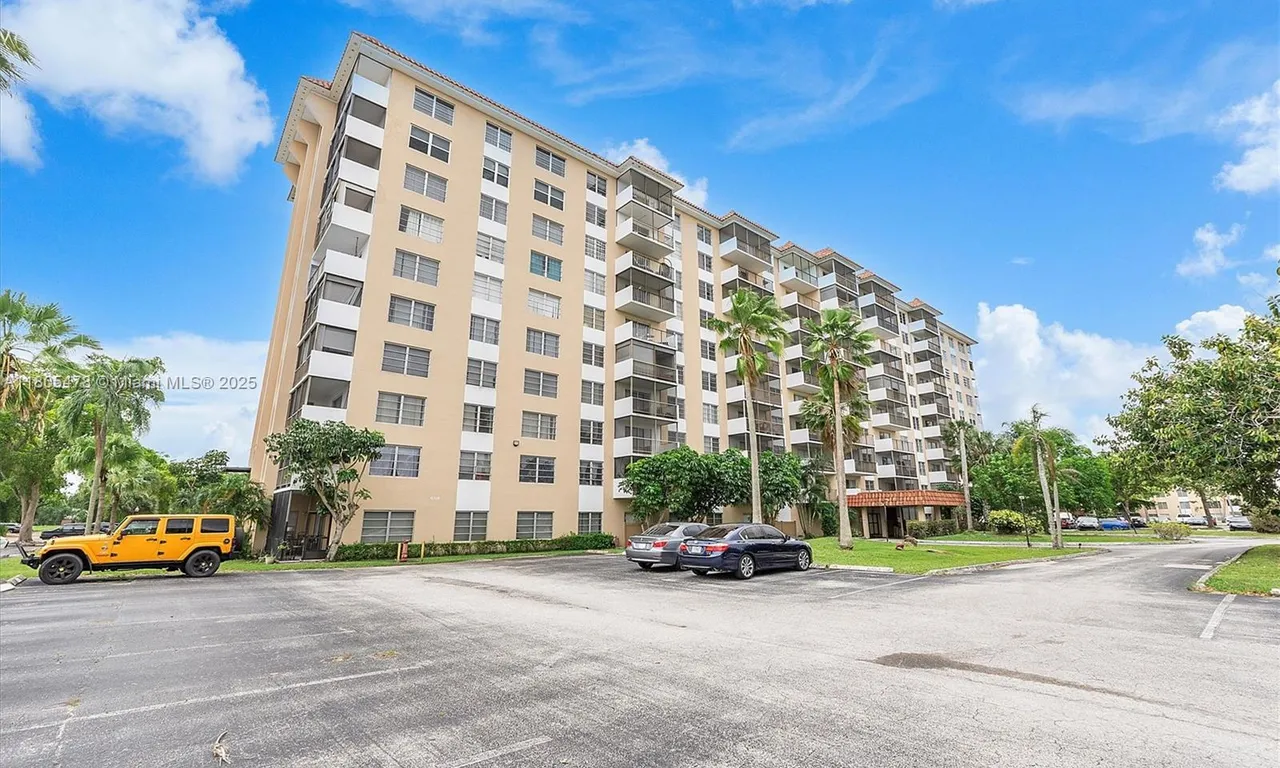 4174 Inverrary Dr # 902, Lauderhill FL 33319