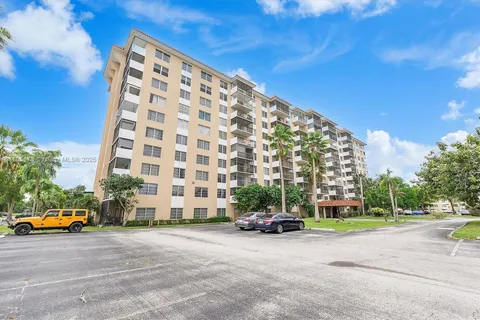 4174 Inverrary Dr # 902, Lauderhill FL 33319