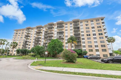 4174 Inverrary Dr # 902, Lauderhill FL 33319