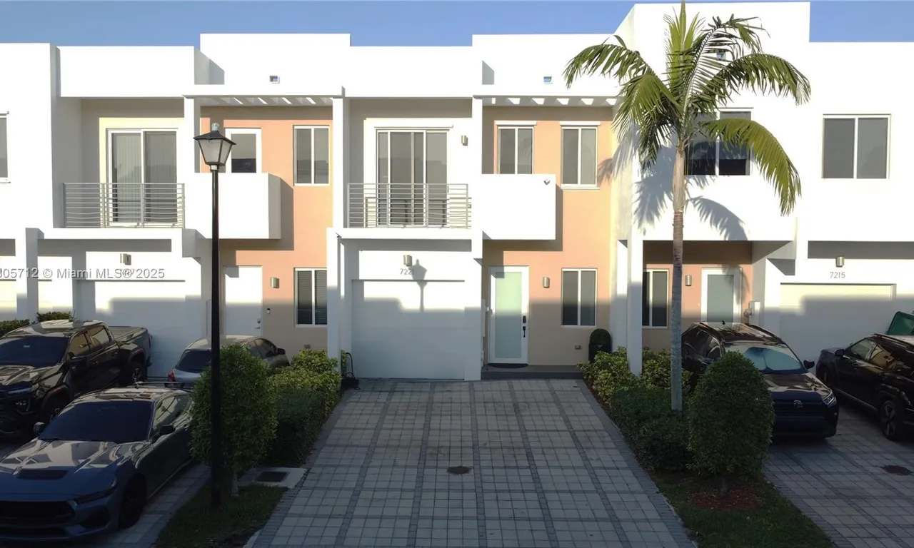 7221 NW 103rd Path, Doral FL 33178