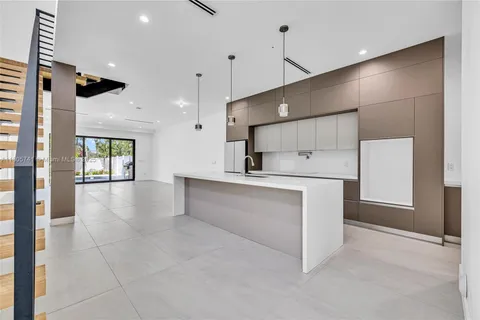 1233 NE 12th Ave # B, Fort Lauderdale FL 33304
