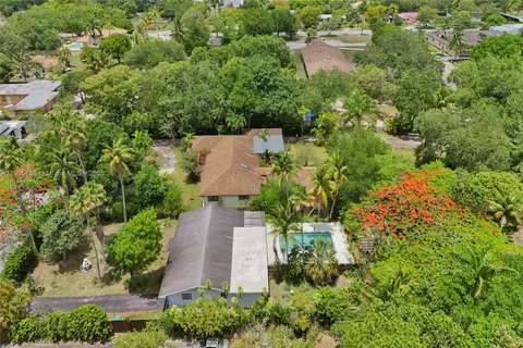 65 NE 152nd St, Miami FL 33162