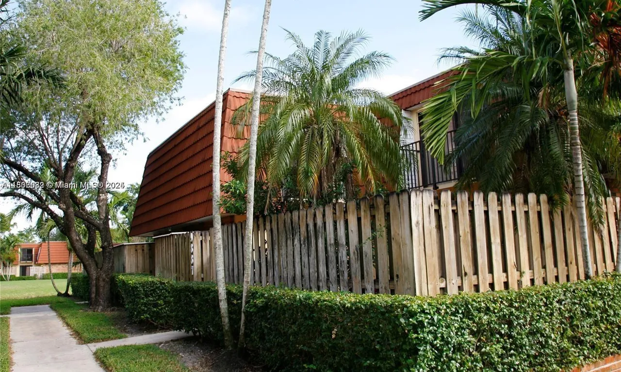 9887 NW 6th Ct, Plantation FL 33324