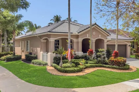 800 Lavender Cir, Weston FL 33327