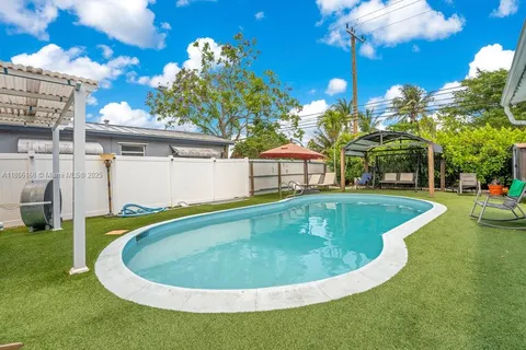 2807 S Wiley St, Hollywood FL 33020