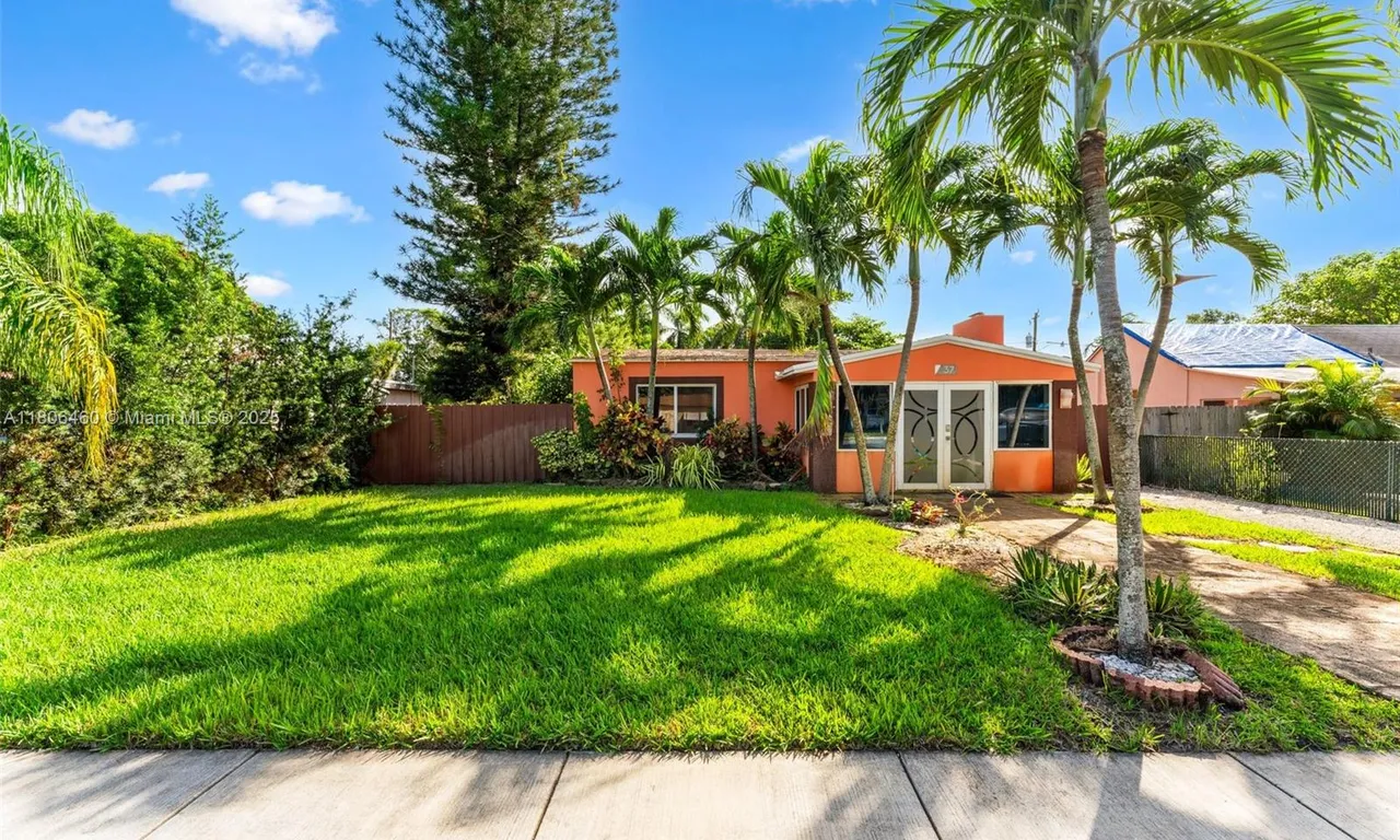 37 SW 11, Dania Beach FL 33004