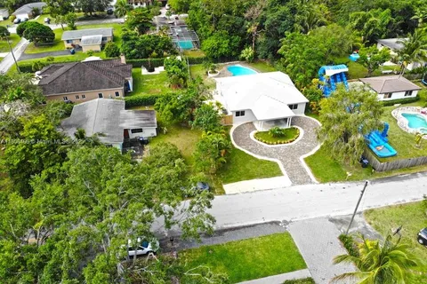 6634 SW 76th Ter, South Miami FL 33143