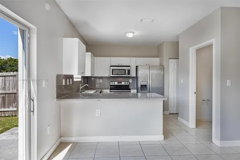 1880 SE 3rd Dr, Homestead FL 33033