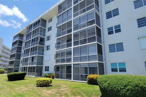 3010 Marcos Dr # R110, Aventura FL 33160