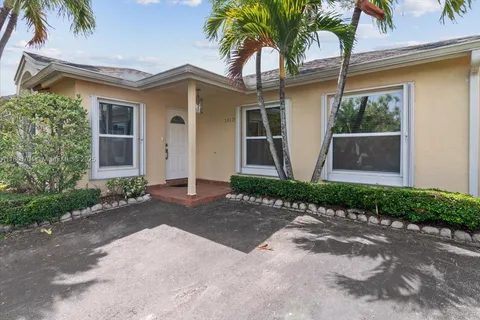 10120 NW 57th St, Doral FL 33178