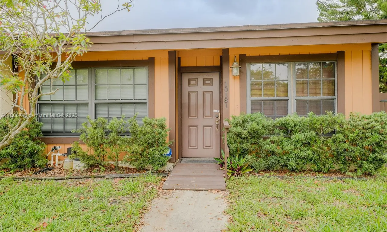 10181 E Cypress Ct, Pembroke Pines FL 33026