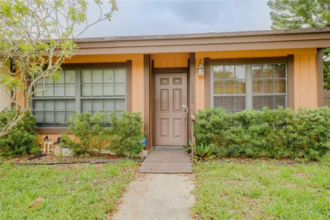 10181 E Cypress Ct, Pembroke Pines FL 33026