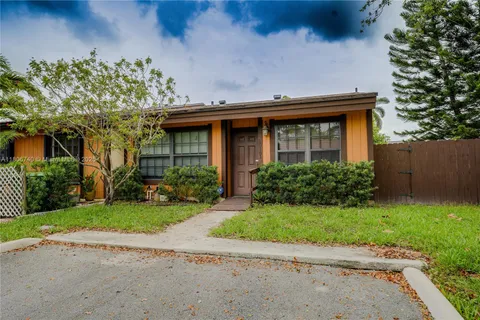 10181 E Cypress Ct, Pembroke Pines FL 33026