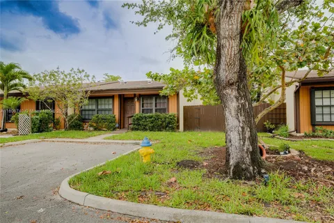 10181 E Cypress Ct, Pembroke Pines FL 33026