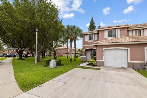 16502 SW 68th ter, Miami FL 33193