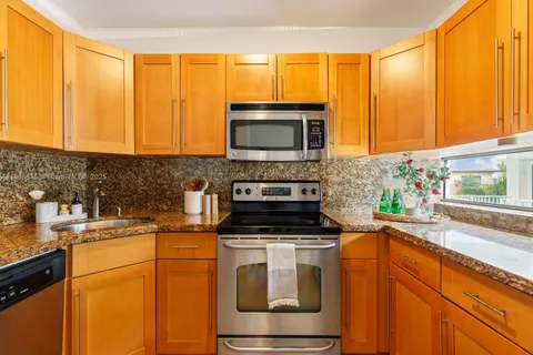 600 76th St # 102, Miami Beach FL 33141