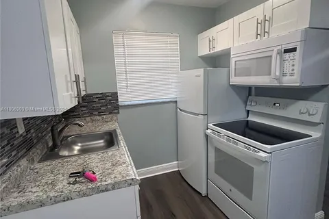 2137 Hayes St # 18, Hollywood FL 33020
