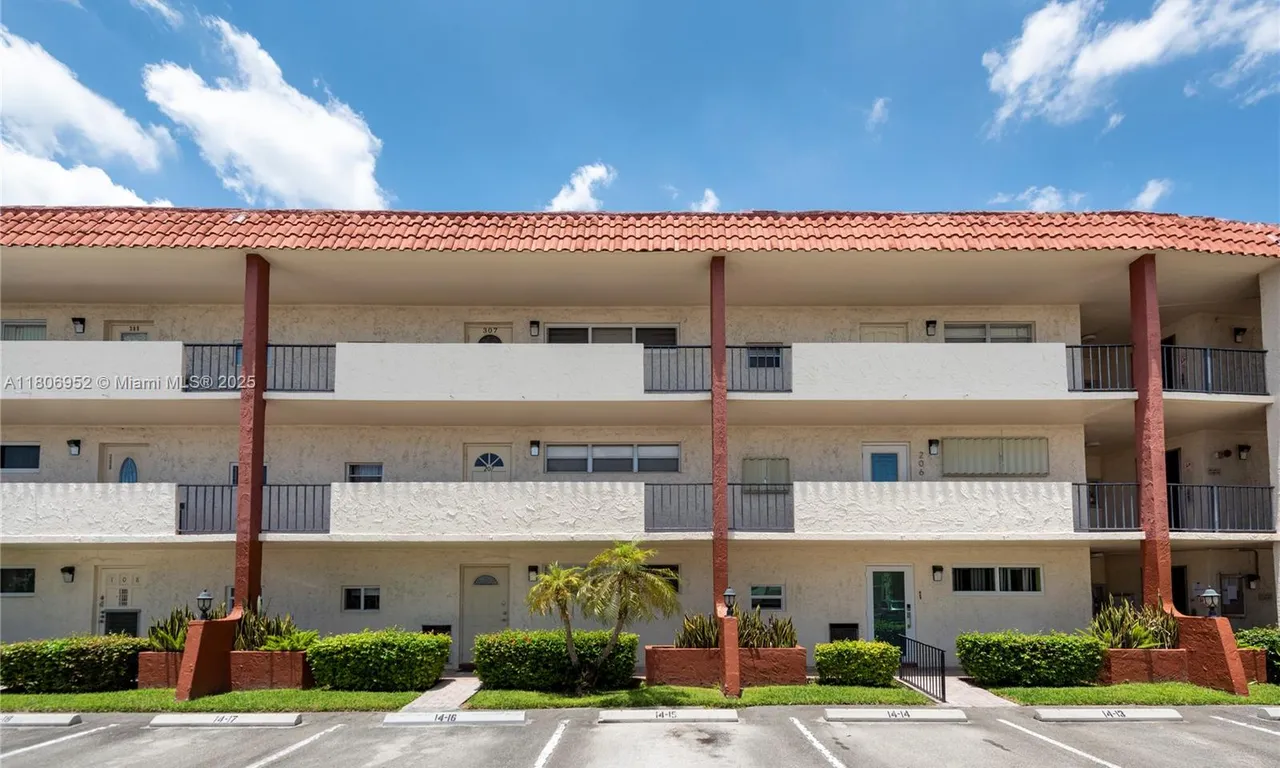 9823 S Hollybrook Lake Dr # 105, Pembroke Pines FL 33025