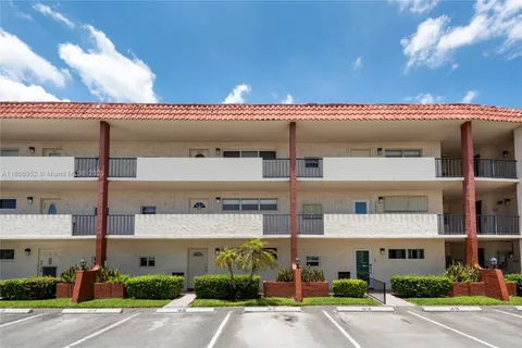 9823 S Hollybrook Lake Dr # 105, Pembroke Pines FL 33025