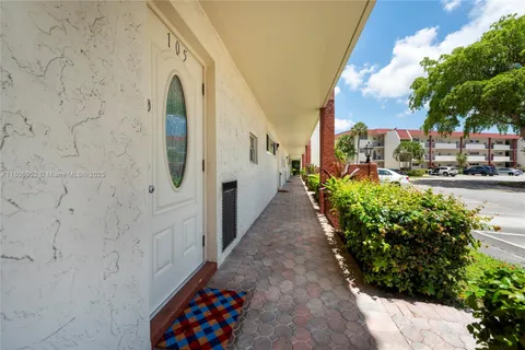 9823 S Hollybrook Lake Dr # 105, Pembroke Pines FL 33025