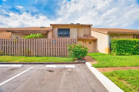 8015 SW 21st Ct, Davie FL 33324