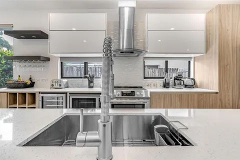 828 SW 14th Ct, Fort Lauderdale FL 33315