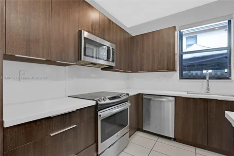 7823 NW 105th Ave, Doral FL 33178