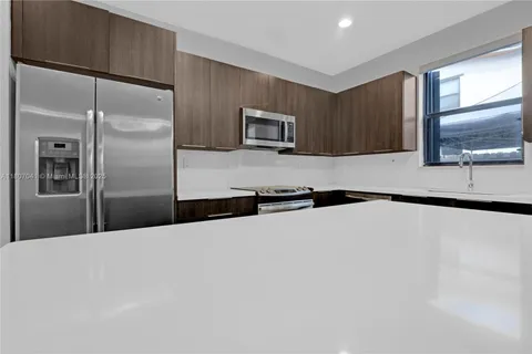 7823 NW 105th Ave, Doral FL 33178