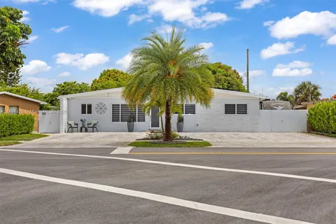 881 NW 177th Ter, Miami Gardens FL 33169
