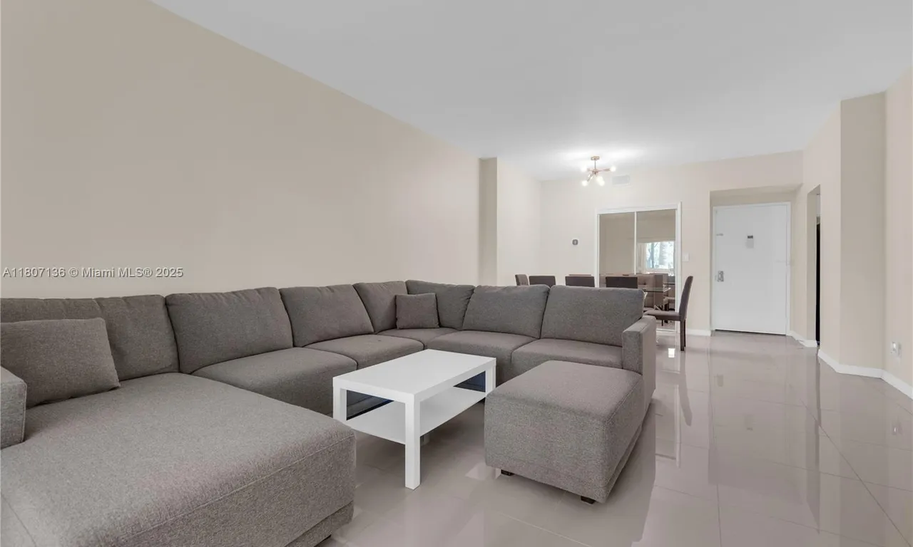 4400 Hillcrest Dr # 107A, Hollywood FL 33021