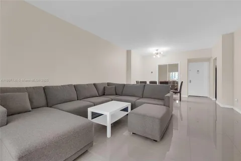 4400 Hillcrest Dr # 107A, Hollywood FL 33021