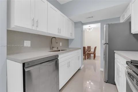 4400 Hillcrest Dr # 107A, Hollywood FL 33021