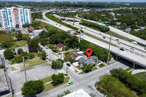 301 NW 37th St, Miami FL 33127