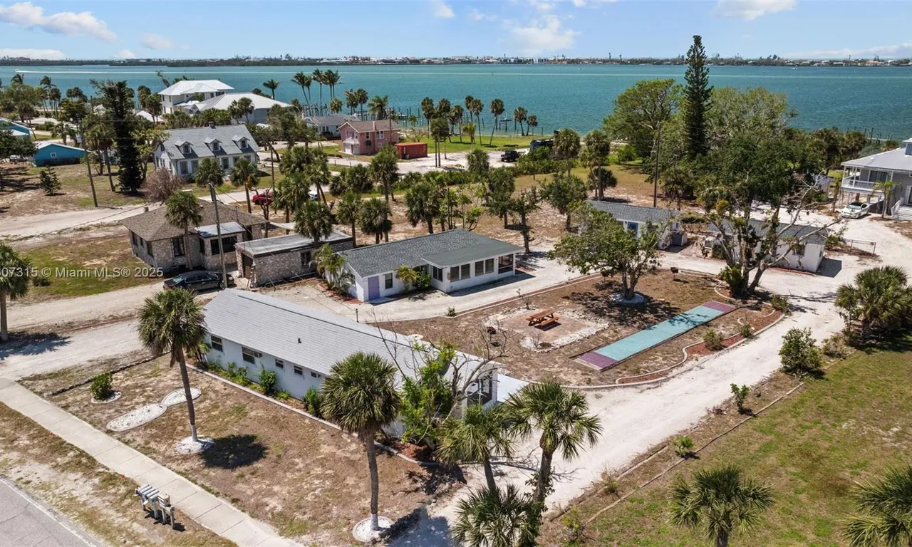 784 S McCall Rd, Englewood FL 34223